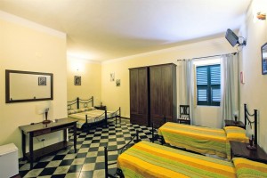 Le CAMERE, con Letti in Ferro Battuto e Pavimenti Storici. Ideali per FAMIGLIE, COPPIE o INDIVIDUALI che vogliono scoprire la STORIA o il MARE di TARQUINIA.