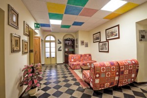Le CAMERE, con Letti in Ferro Battuto e Pavimenti Storici. Ideali per FAMIGLIE, COPPIE o INDIVIDUALI che vogliono scoprire la STORIA o il MARE di TARQUINIA.